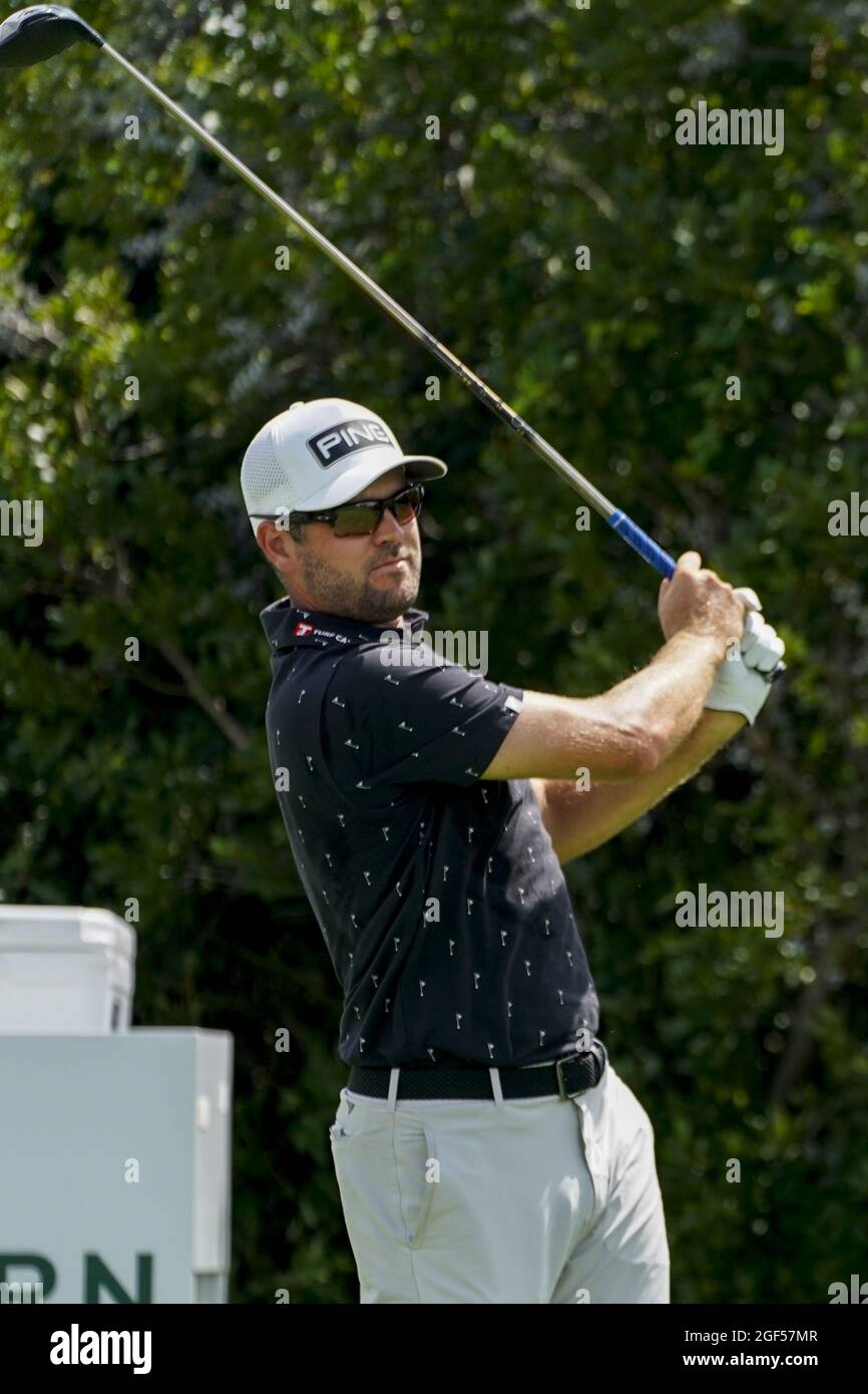 New York, États-Unis. 23 août 2021. Corey Conners of Canada tire son tee shot sur le 3e trou de la finale du Northern Trust 2021 dans le cadre des éliminatoires de la FedEx Cup au Liberty National Golf Club de Jersey City, New Jersey, le lundi 23 août 2021. Photo de Corey Sipkin/UPI crédit: UPI/Alay Live News Banque D'Images