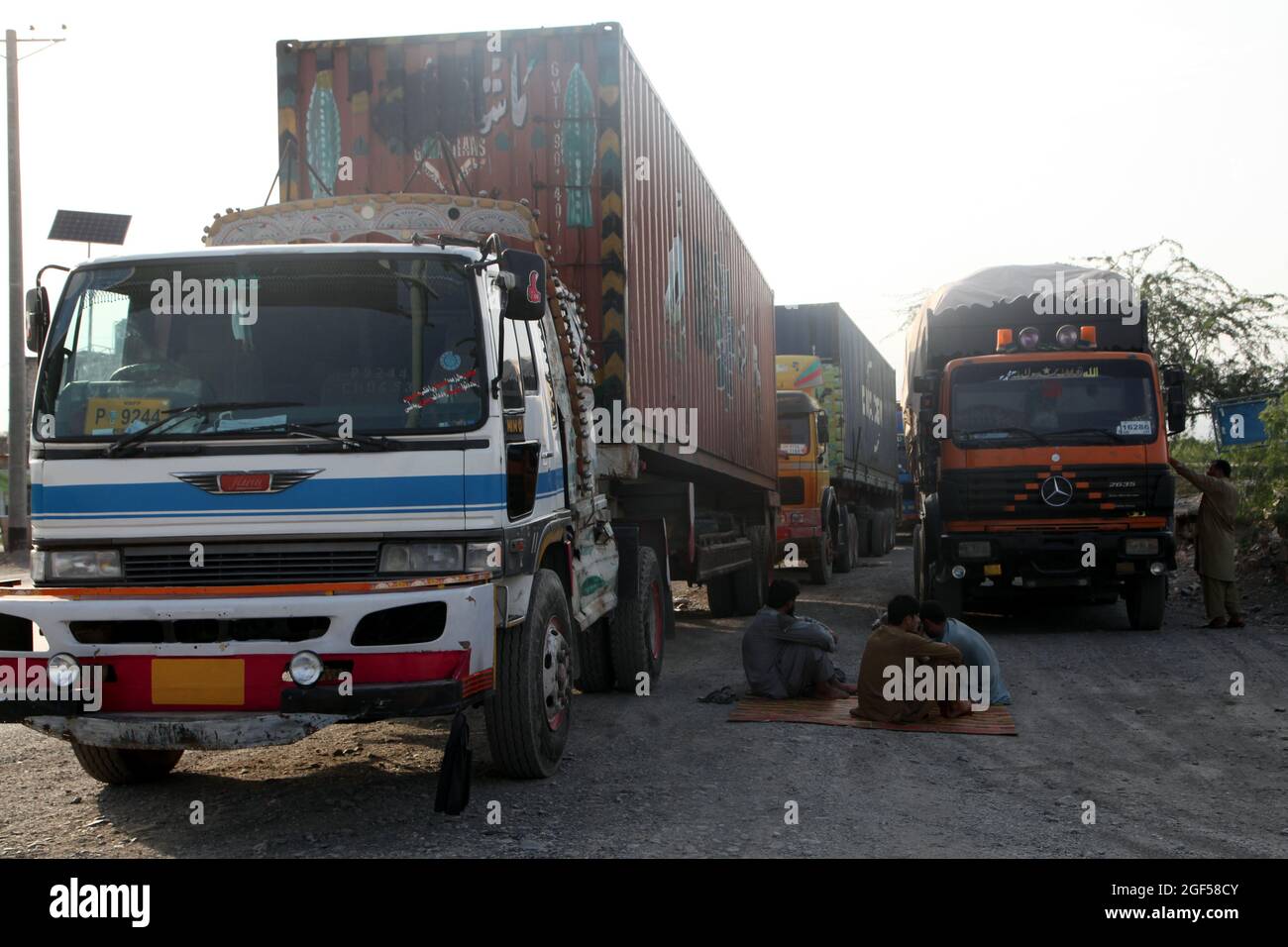 Torkham, Torkham du Pakistan. 22 août 2021. Les camionneurs attendent de traverser la frontière à un poste frontalier entre le Pakistan et l'Afghanistan, dans le nord-ouest du Pakistan, à Torkham, le 22 août 2021. Au cours des derniers jours, le Pakistan a délivré des visas à 4,000 personnes, dont l'équipe de cricket afghane, des étrangers et des ressortissants afghans à la suite de la prise de contrôle de l'Afghanistan par les talibans, a déclaré lundi le ministre de l'intérieur pakistanais, Sheikh Rasheed aux médias. Credit: Umar Qayyum/Xinhua/Alamy Live News Banque D'Images