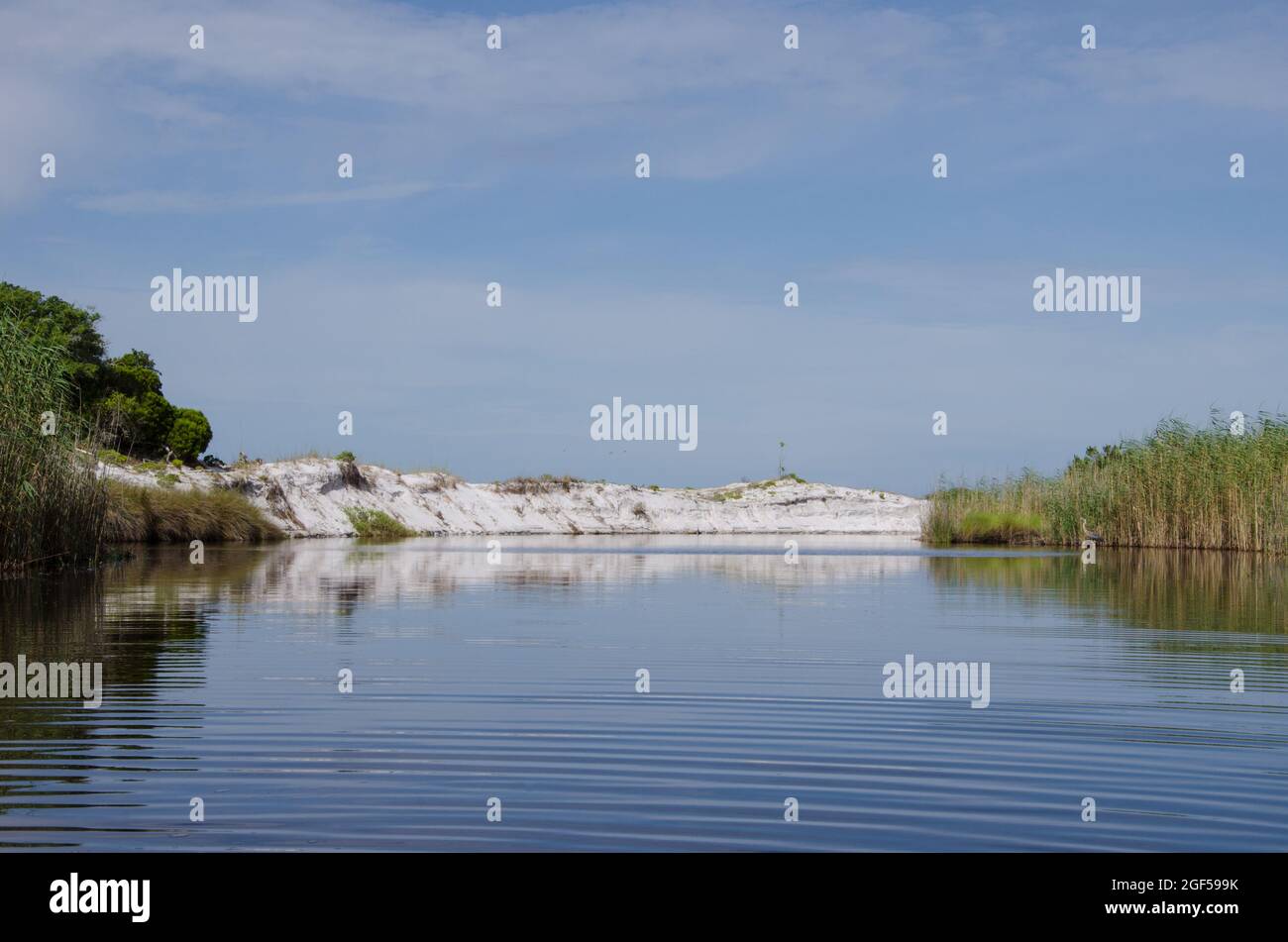 Une sortie de Western Lake, un lac de dunes côtier dans le parc national de Grayton Beach, Floride, États-Unis. Banque D'Images