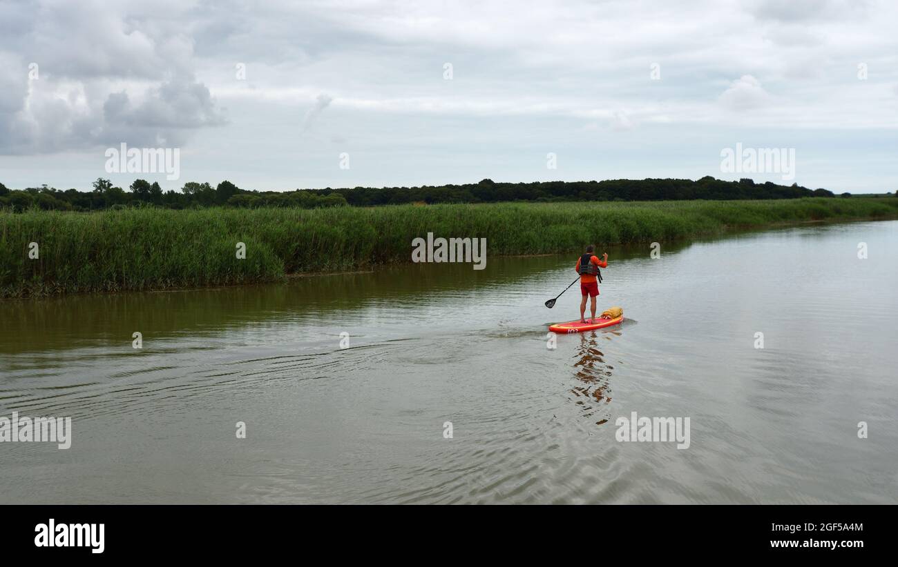 Pédalo sur la rivière ALDE eau et roseaux sur une journée nuageux. Banque D'Images