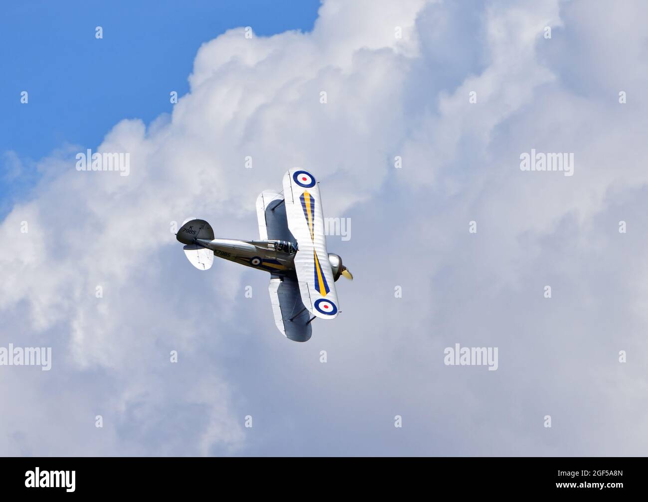 Gloster Gladiator en vol avec ciel bleu et nuage arrière-plan Banque D'Images