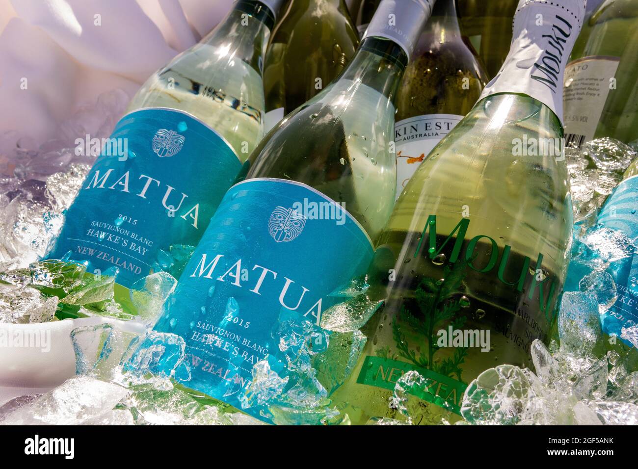 Bouteille de vin de Nouvelle-Zélande sur glace Matua Sauvignon blanc dans UN restaurant Auckland Nouvelle-Zélande Banque D'Images