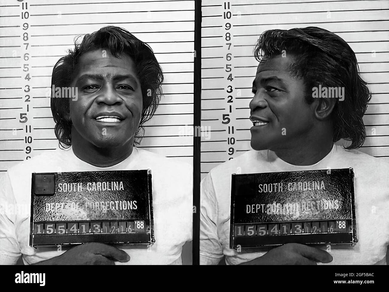 1988 , Caroline du Sud , Etats-Unis : le célèbre roi de la musique d'âme JAMES BROWN ( 1933 - 2006 ) quand a été arrêté par le département de police de Caroline du Sud dans le mug-shot officiel . Ce jour-là, le 15 décembre, en 1988, James Brown a commencé à purger une peine de six ans de prison pour avoir été porteur d'une arme mortelle lors d'un rassemblement public, tenté de fuir la police et de conduire sous l'influence de drogues . Les rumeurs d’une habitude de PCP avaient déjà fait surface au moment où son comportement erratique s’est fait jour en septembre, lorsqu’il aurait pris d’assaut la compagnie d’assurance voisine de son bureau, agitant un fusil de chasse et se plaignant que « étrange Banque D'Images