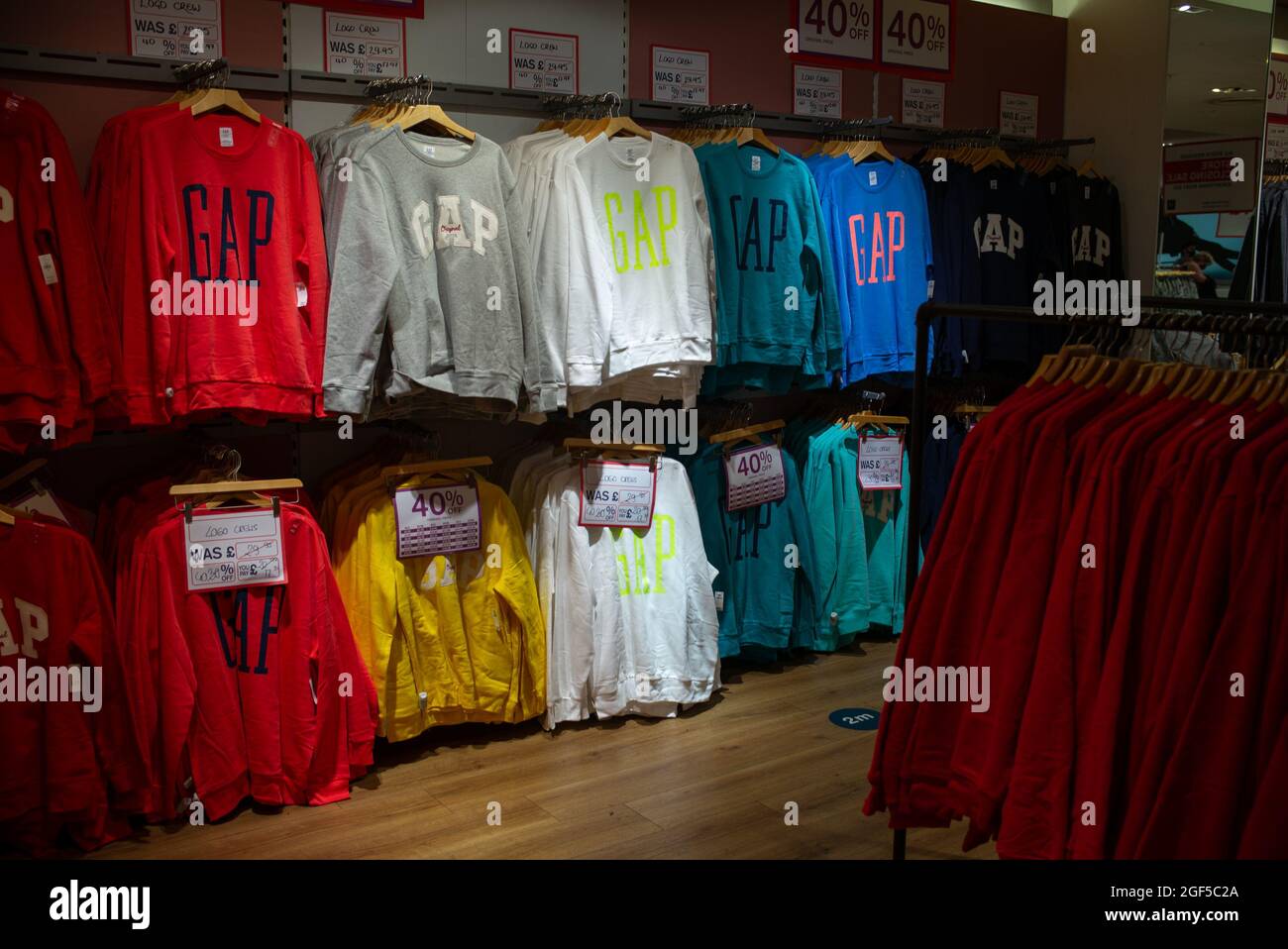 GAP London Oxford Street Flagship Store près de Bond Street - 17 août 2021 - UNE section de sweat-shirts avec le logo Gap lors de la clôture de la vente Banque D'Images