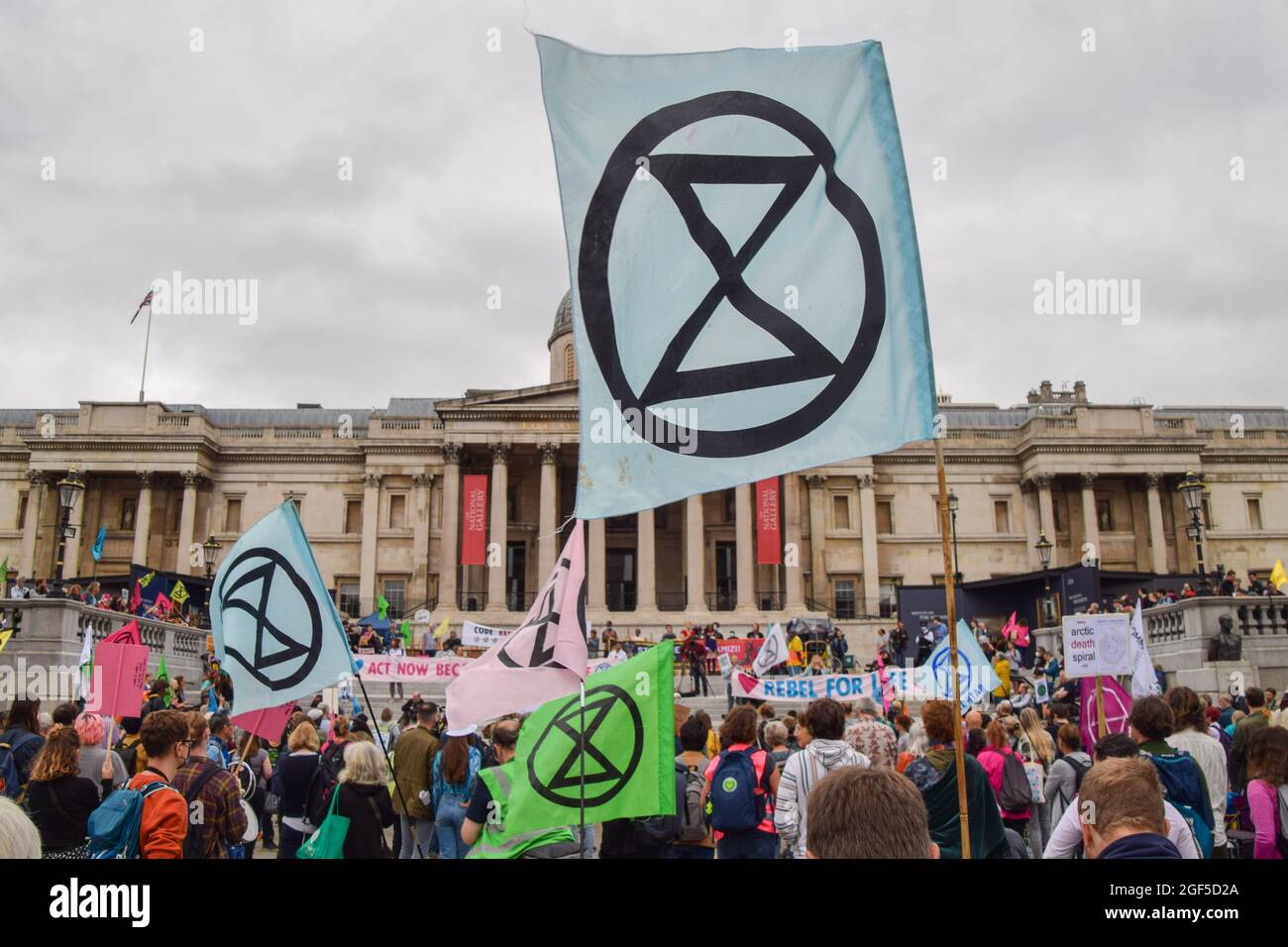 Londres, Royaume-Uni. 23 août 2021. Extinction les manifestants de la rébellion à Trafalgar Square au début de leur campagne de deux semaines, l'impossible rébellion. (Crédit : Vuk Valcic / Alamy Live News) Banque D'Images