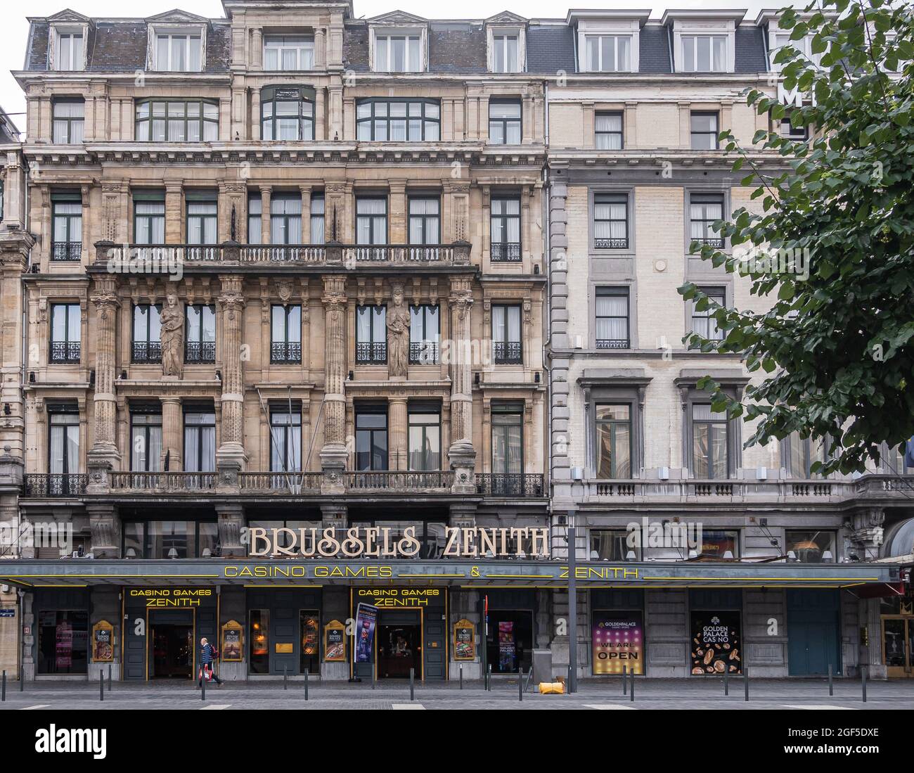 Bruxelles, Belgique - 31 juillet 2021 : façade du Casino Zenith sur la place de Brouckère. Architecture classique beige et grise du XIXe siècle. Hauteur de couleur Banque D'Images