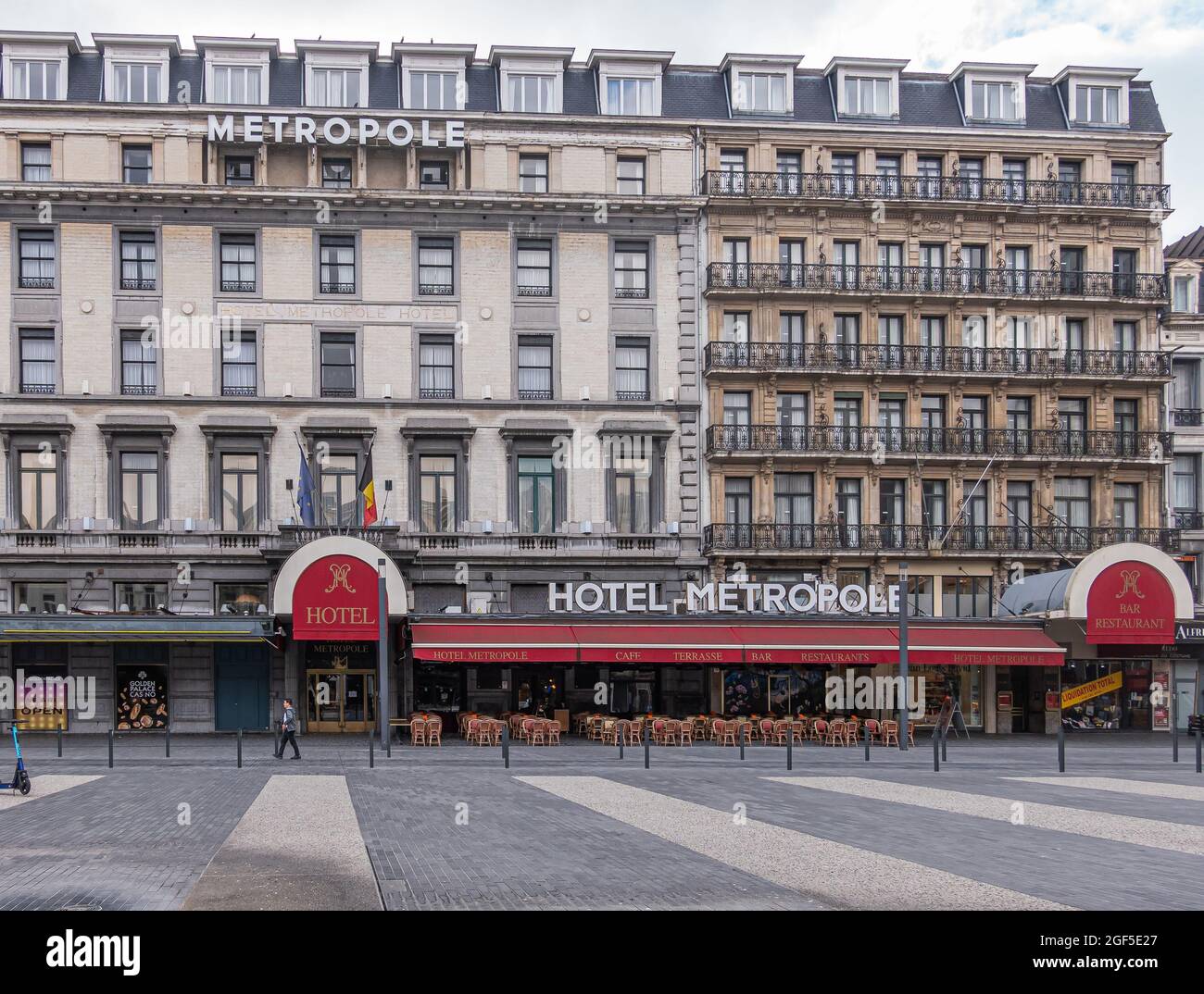 Bruxelles, Belgique - 31 juillet 2021 : façade avant de l'hôtel Metropole sur la place de Brouckère. Ceinture à ébarbage rouge avec lettres et drapeaux dorés. Chaises et ta Banque D'Images