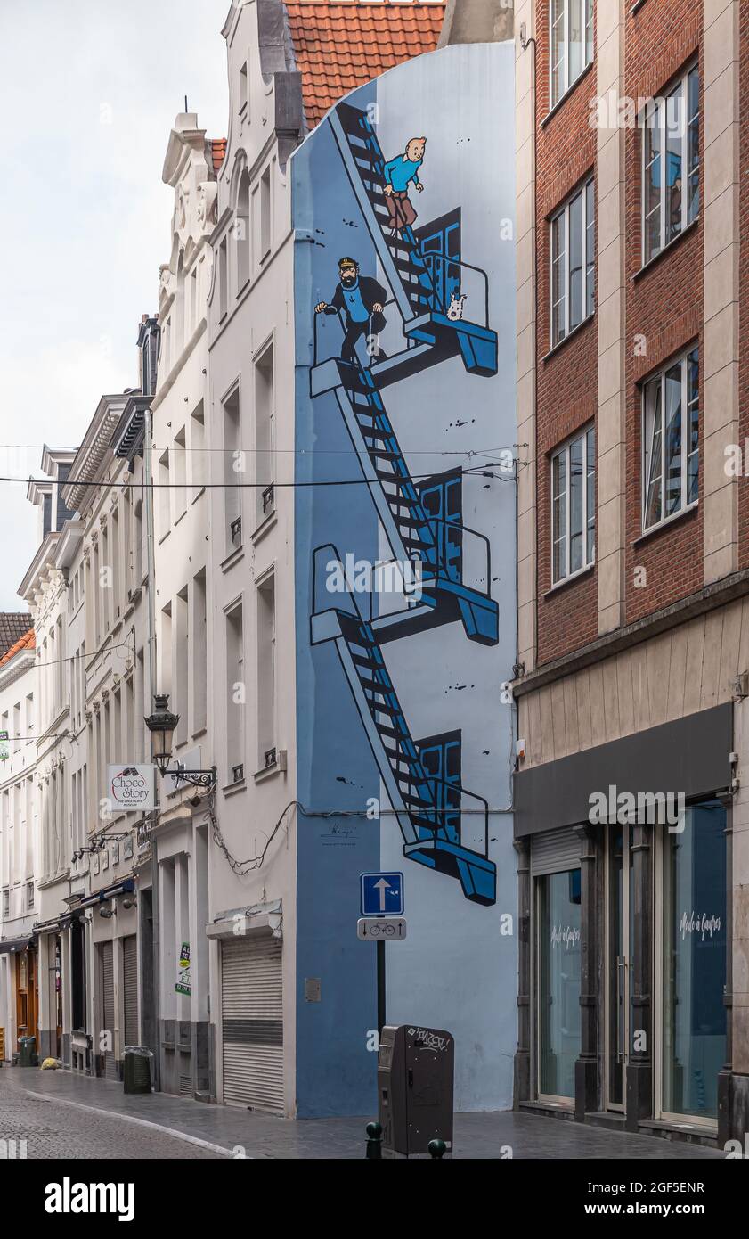 Bruxelles, Belgique - 31 juillet 2021 : la peinture murale Tintin sur le côté de la maison de la rue de l'Etuve, Stoofstraat, montre le héros et ses amis Bobby et The Banque D'Images