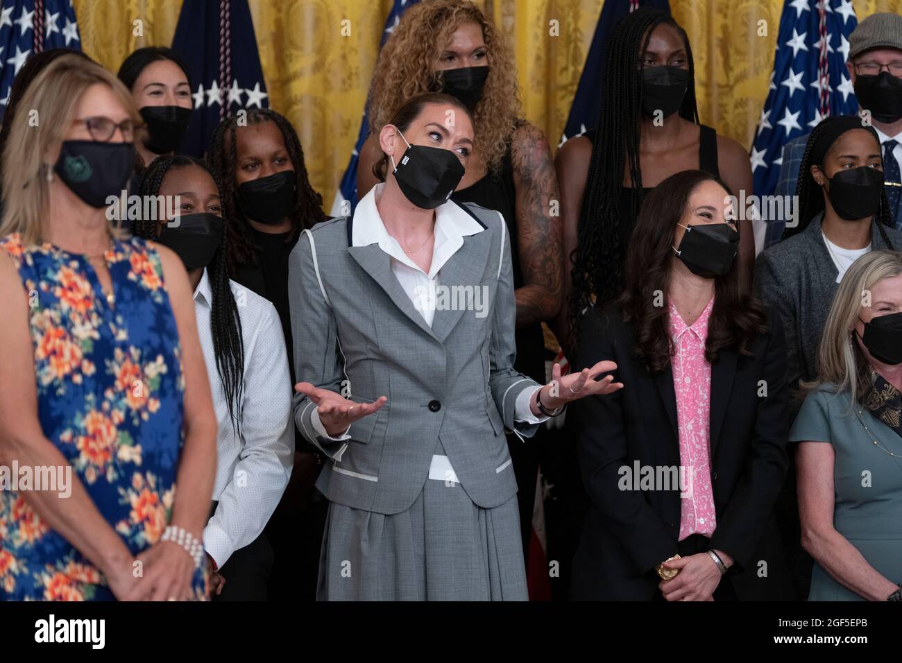 Breanna Stewart gestes en tant que président des États-Unis Joe Biden accueille la tempête de Seattle à la Maison Blanche à Washington, DC, en rendant hommage à l'équipe pour son Championnat WNBA 2020 le lundi 23 août 2021. Crédit: Chris Kleponis/CNP Banque D'Images