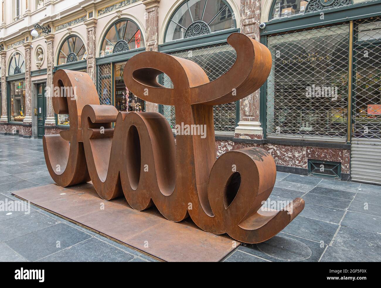 Bruxelles, Belgique - 31 juillet 2021 : Galerie de la Reine, le plus ancien centre commercial public couvert d'Europe. Côté haine du double sens amour-haine brun rus Banque D'Images