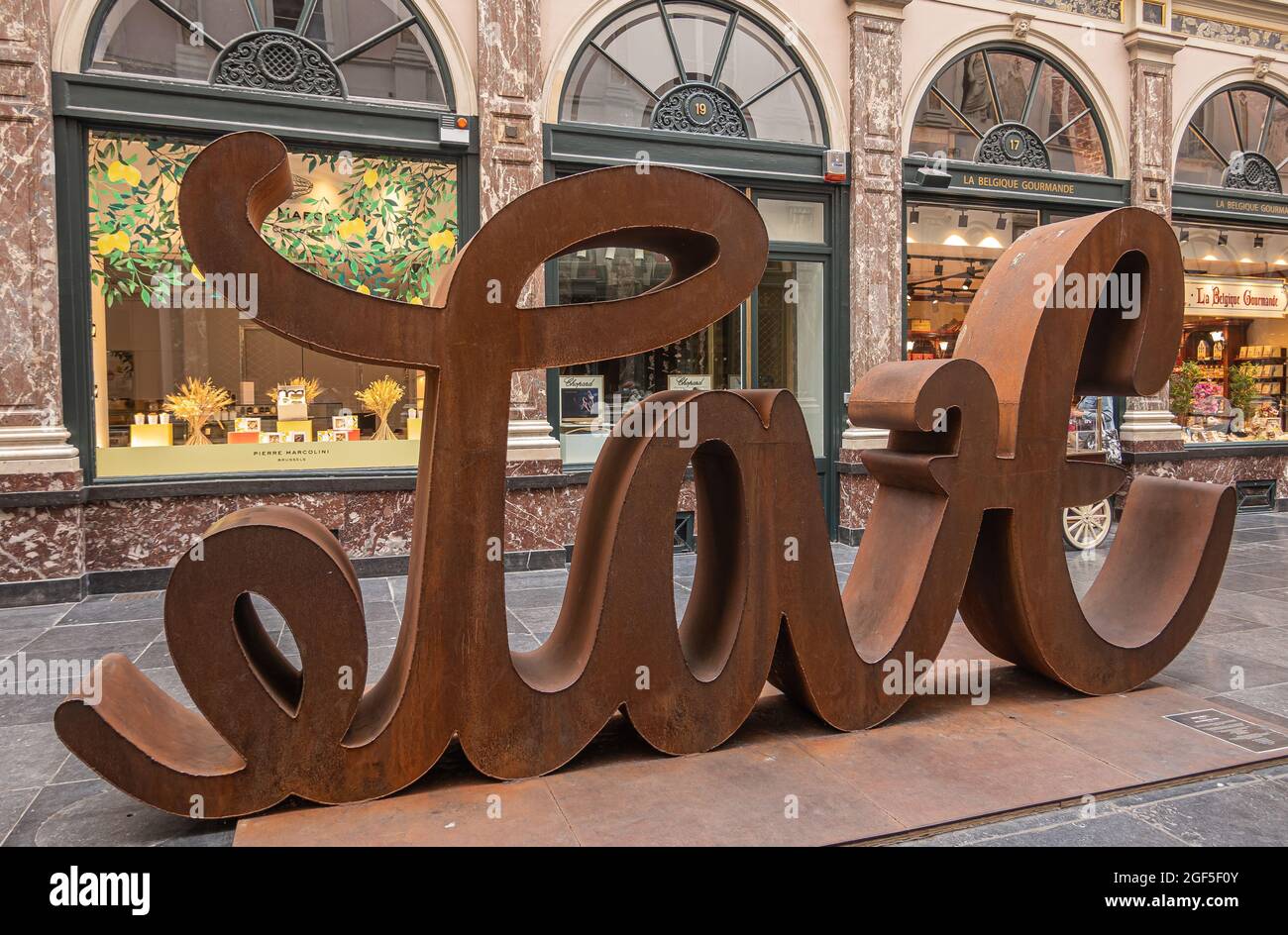 Bruxelles, Belgique - 31 juillet 2021 : Galerie de la Reine, le plus ancien centre commercial public couvert d'Europe. Côté amour du double sens amour-haine brun rus Banque D'Images