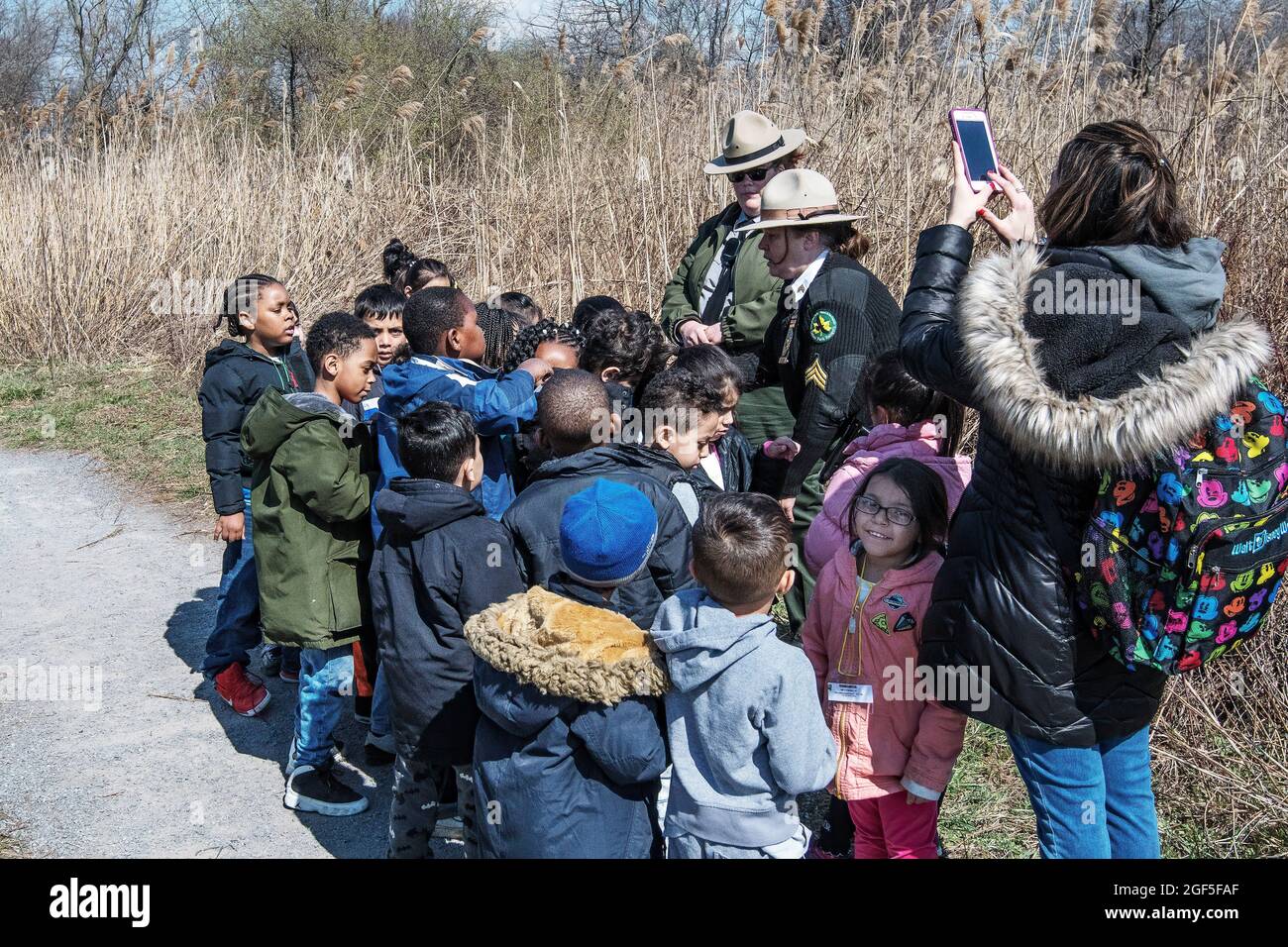 Les Rangers du parc urbain et les enfants des écoles sur une sortie nature Banque D'Images
