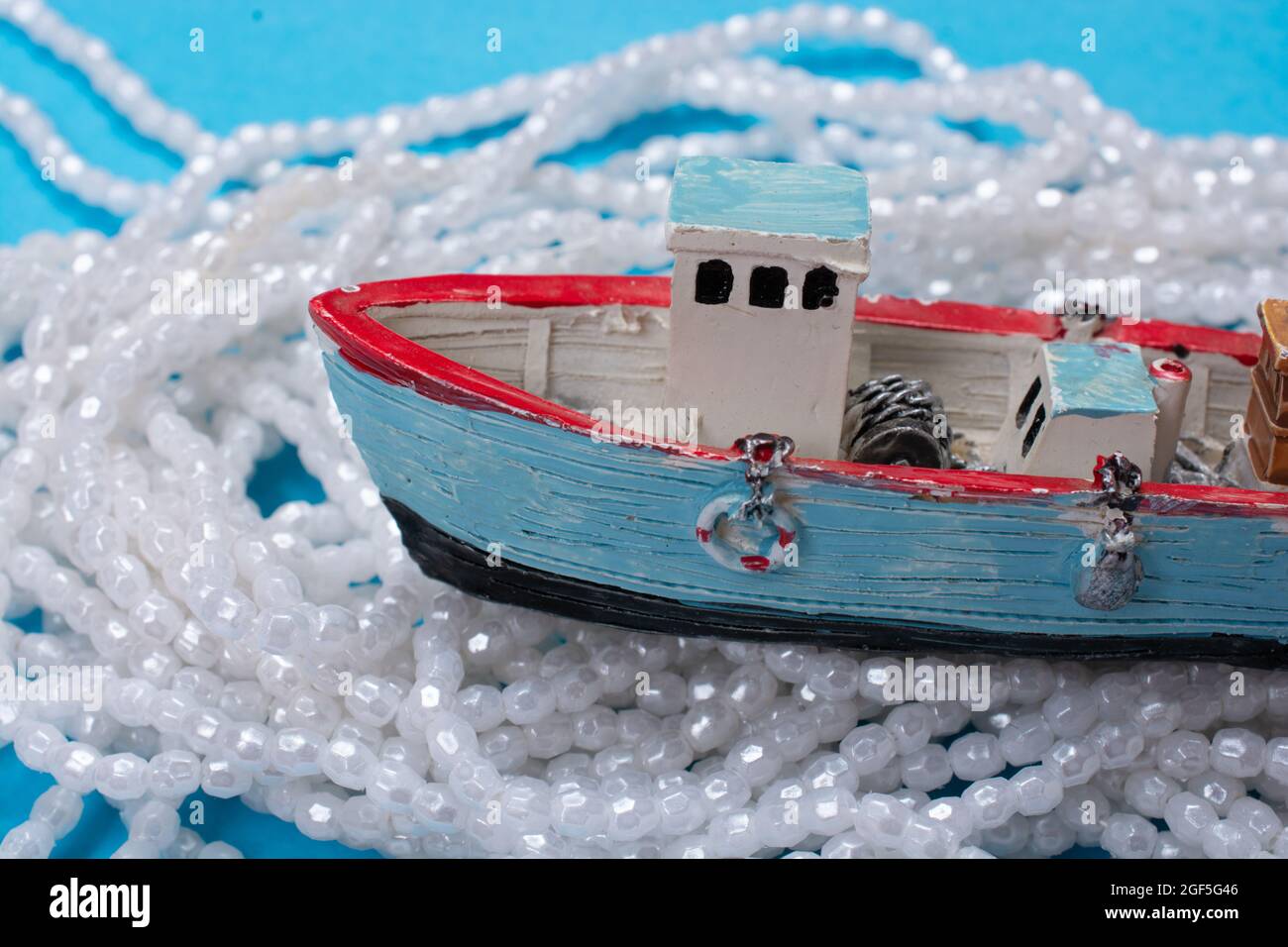 Modèle de l'ancien bateau à voile placé sur fond rose. Tir horizontal Banque D'Images