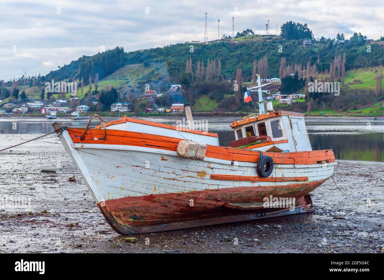 Bateau de pêche sur terre sèche, Castro, île Chiloe, Chili. Banque D'Images