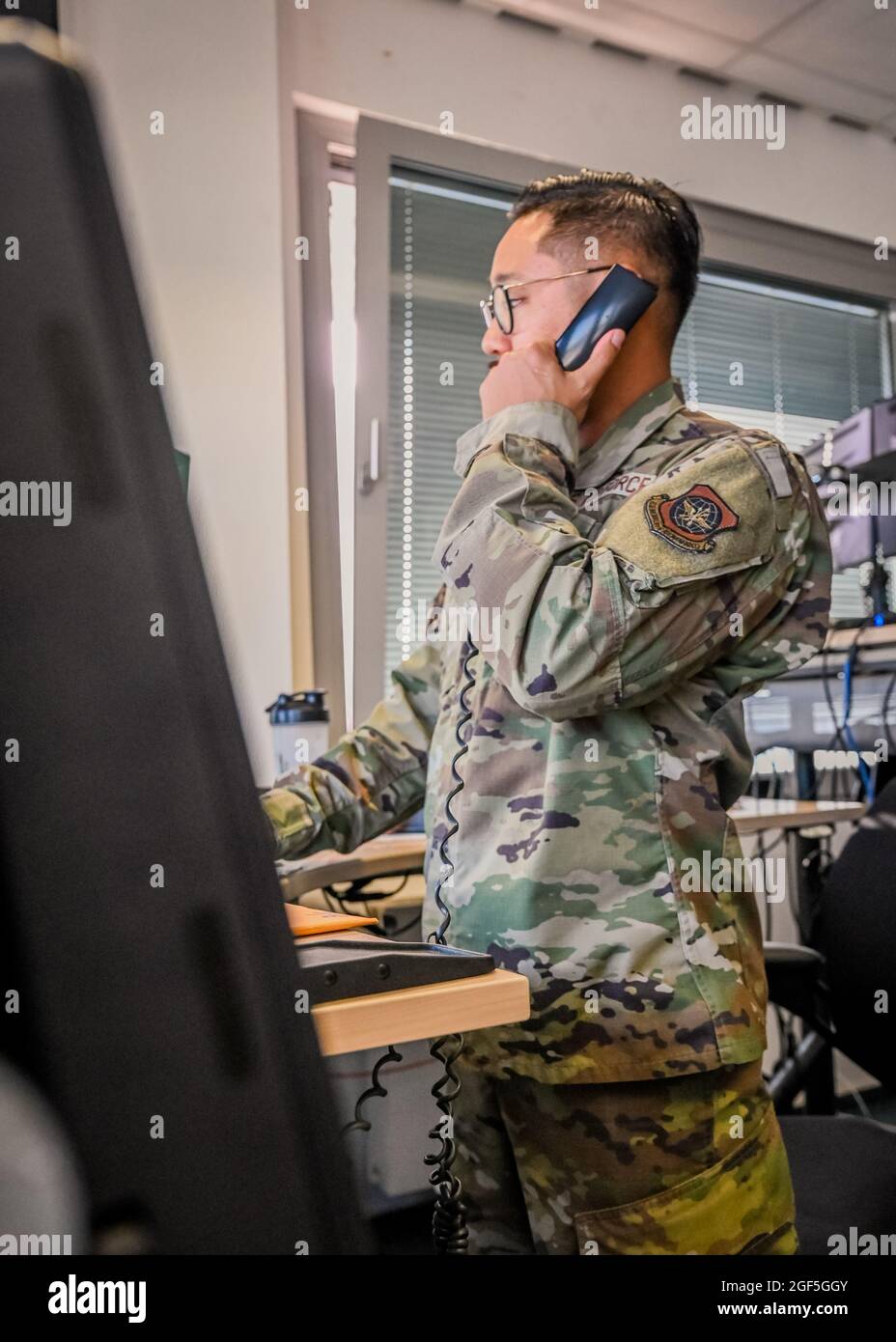 Un Airman affecté au 721e Escadron de port aérien fournit un appui au refuge de l'opération alliés à la base aérienne de Ramstein, en Allemagne, le 22 août 2021. Le 721e APS appuie les 521e missions de l'AMOW en coordonnant les exigences de soutien au sol et le fret dans le monde entier.(É.-U. Photo de la Force aérienne par le premier Airman Jan K. Valle) Banque D'Images