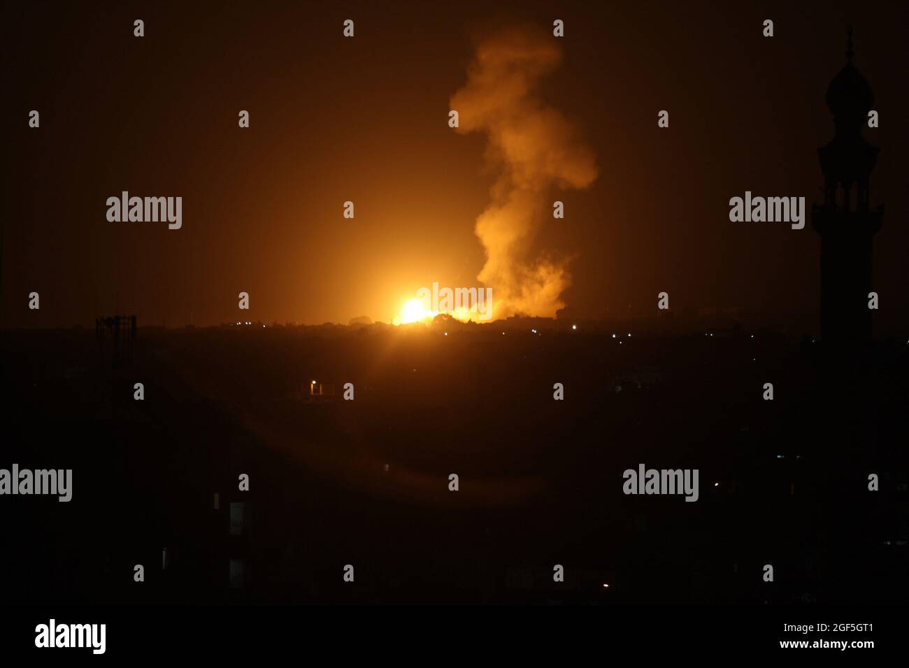 Khan Younis, Gaza. 23 août 2021. De la fumée et des flammes s'élèvent après que des avions de guerre de l'armée israélienne aient mené des frappes aériennes au-dessus de Khan Younis, dans la bande de Gaza, le lundi 23 août 2021. Photo par Ismael Mohamad/UPI crédit: UPI/Alay Live News Banque D'Images