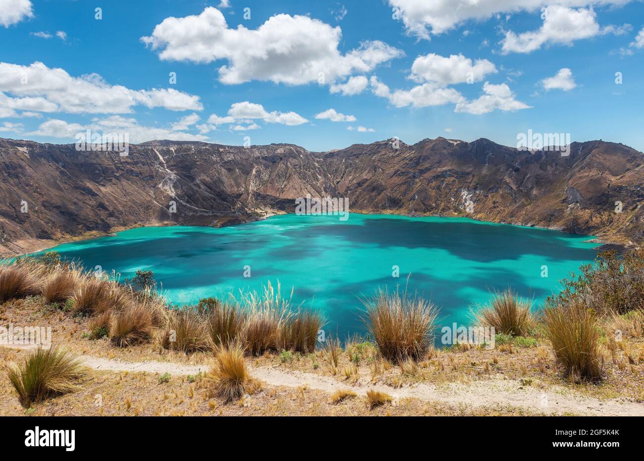 Lagune de cratère volcanique de Quilotoa avec eaux turquoise et sentier de randonnée de Quilotoa Loop près de Quito, Equateur. Banque D'Images