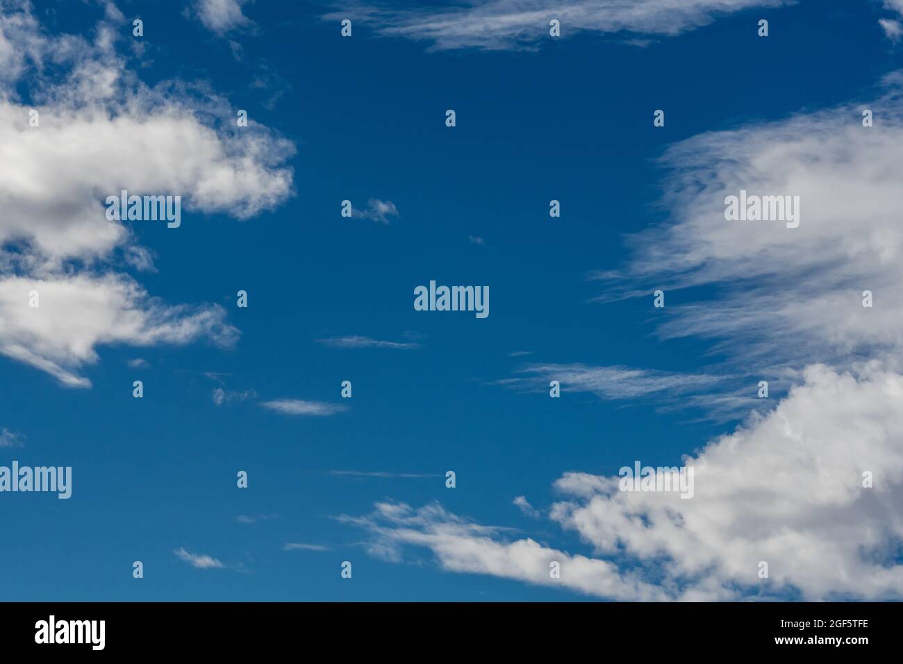 Ciel bleu et nuages Puffy arrière-plan dans le parc national de Big Bend Banque D'Images