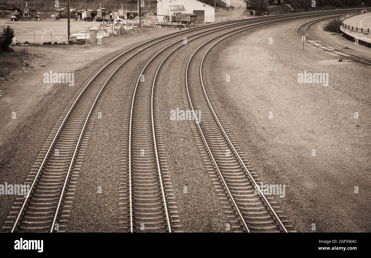 Trois chemins de fer en train se déformant dans une courbe Banque D'Images