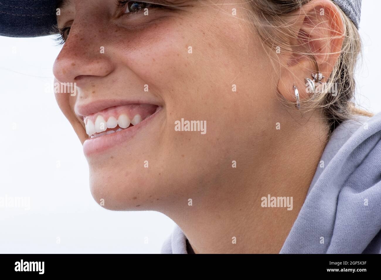 Jeune femme avec beau sourire à l'extérieur Banque D'Images