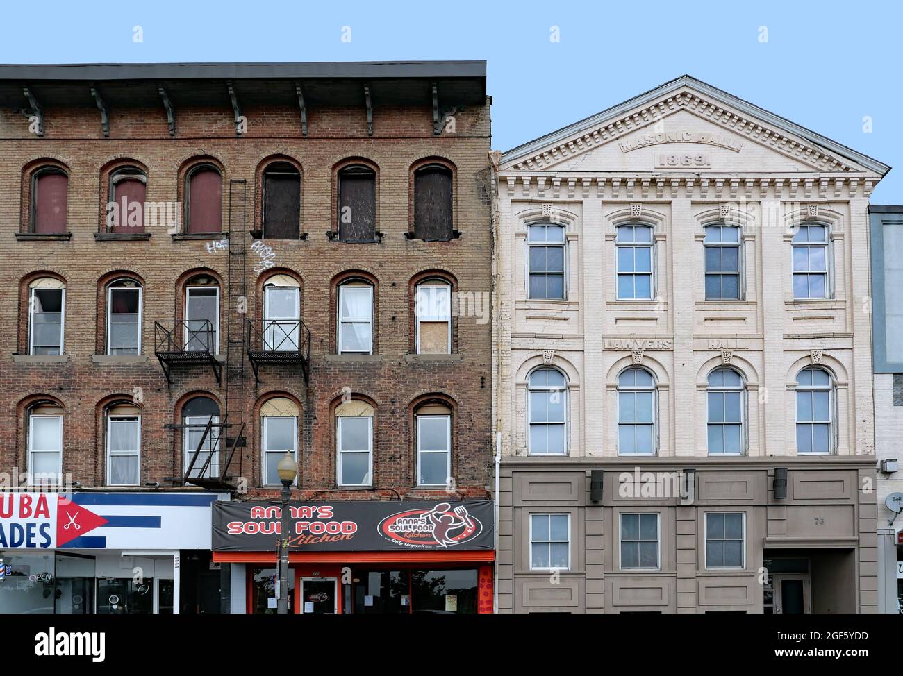 Ontario, Canada - le 13 août 2021 : les anciens bâtiments commerciaux conservés dans les années 1800 donnent au centre-ville un sentiment de continuité et d'histoire. Banque D'Images