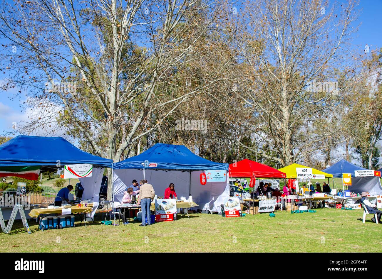 Stands de nourriture à un festival multiculturel de la mi-hiver, Tamworth Australie. Banque D'Images