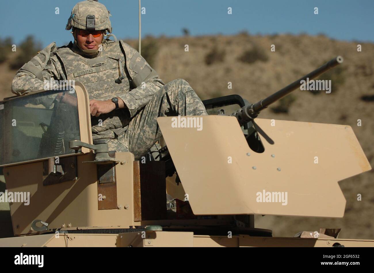 SPC. Dillon Bergstad, un tireur de calibre 0,50 dans la Compagnie du quartier général et du quartier général, 1er Bataillon (aéroporté), 503e Régiment d'infanterie, 173e équipe de combat de brigade aéroportée, est assis dans sa tourelle après un long convoi dans la province de Paktika, Afghanistan, novembre 9. Bergstad a été tiré à travers le bras tout en tirant sur des attaquants il y a trois mois. Il est de North Bend, Ore.. (États-Unis Photo de l'armée/SPC. Micah E. Clare) Banque D'Images
