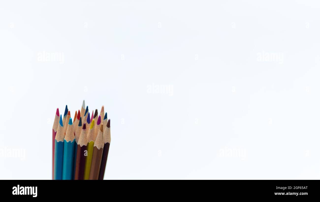 Crayons en bois, simples et pointus, multicolores, pour le dessin, rassemblés dans un emballage, sur fond blanc, gros plan, espace de copie. Concept de retour à l'école. Banque D'Images