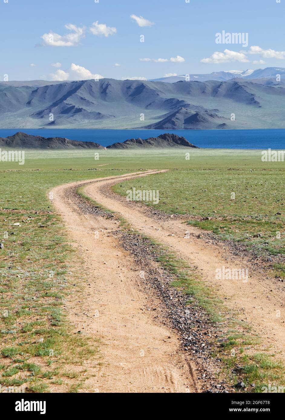 Paysages naturels mongoles avec route de campagne vers le lac Tolbo-Nuur en Mongolie du nord. Banque D'Images