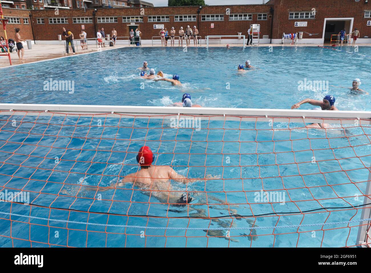 Un match de water-polo qui a lieu à Parliament Hill Fields Lido également connu sous le nom de Hampstead Heath Lido. Le lido a été ouvert le 20 août 1938 et a été conçu Banque D'Images