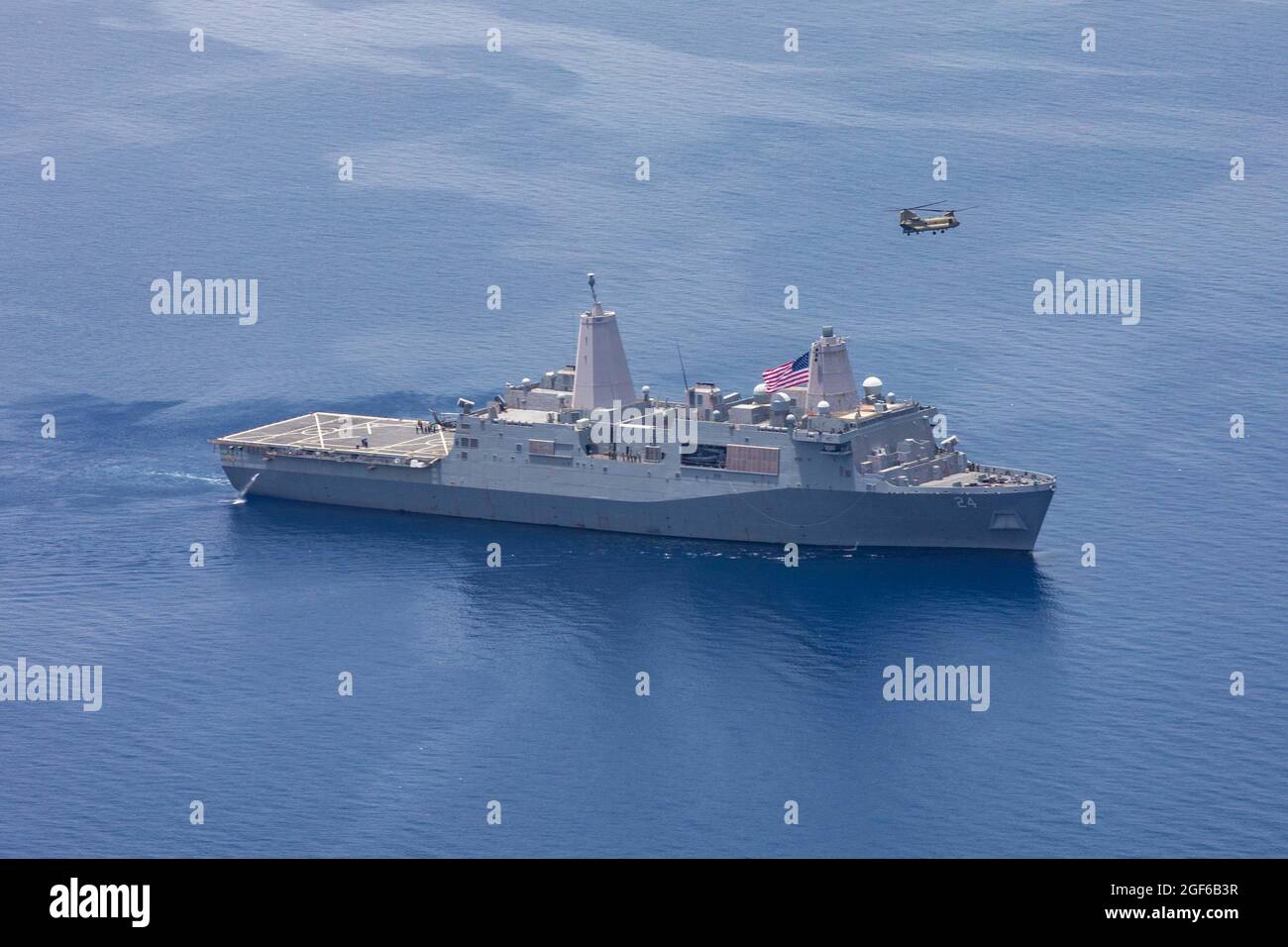 210822-N-PC065-1347 MER DES CARAÏBES - (AOÛT 22, 2021) -- le navire de transport amphibie de classe San Antonio USS Arlington (LPD 24) effectue des opérations de vol avec un hélicoptère CH-47 Chinook de l'armée américaine, affecté à la Compagnie Bravo, 1er Bataillon, 228e Aviation Regiment à l'appui de la Force opérationnelle interarmées en Haïti, le 22 août 2021. Arlington est déployé au Commandement Sud des forces navales américaines/États-Unis 4e flotte pour soutenir les efforts d'aide humanitaire et de secours en cas de catastrophe (HADR) en Haïti à la suite d'un séisme de magnitude 7.2, le 14 août 2021. (É.-U. Photo de la marine par John Bellino, spécialiste des communications de masse, 2e classe Banque D'Images