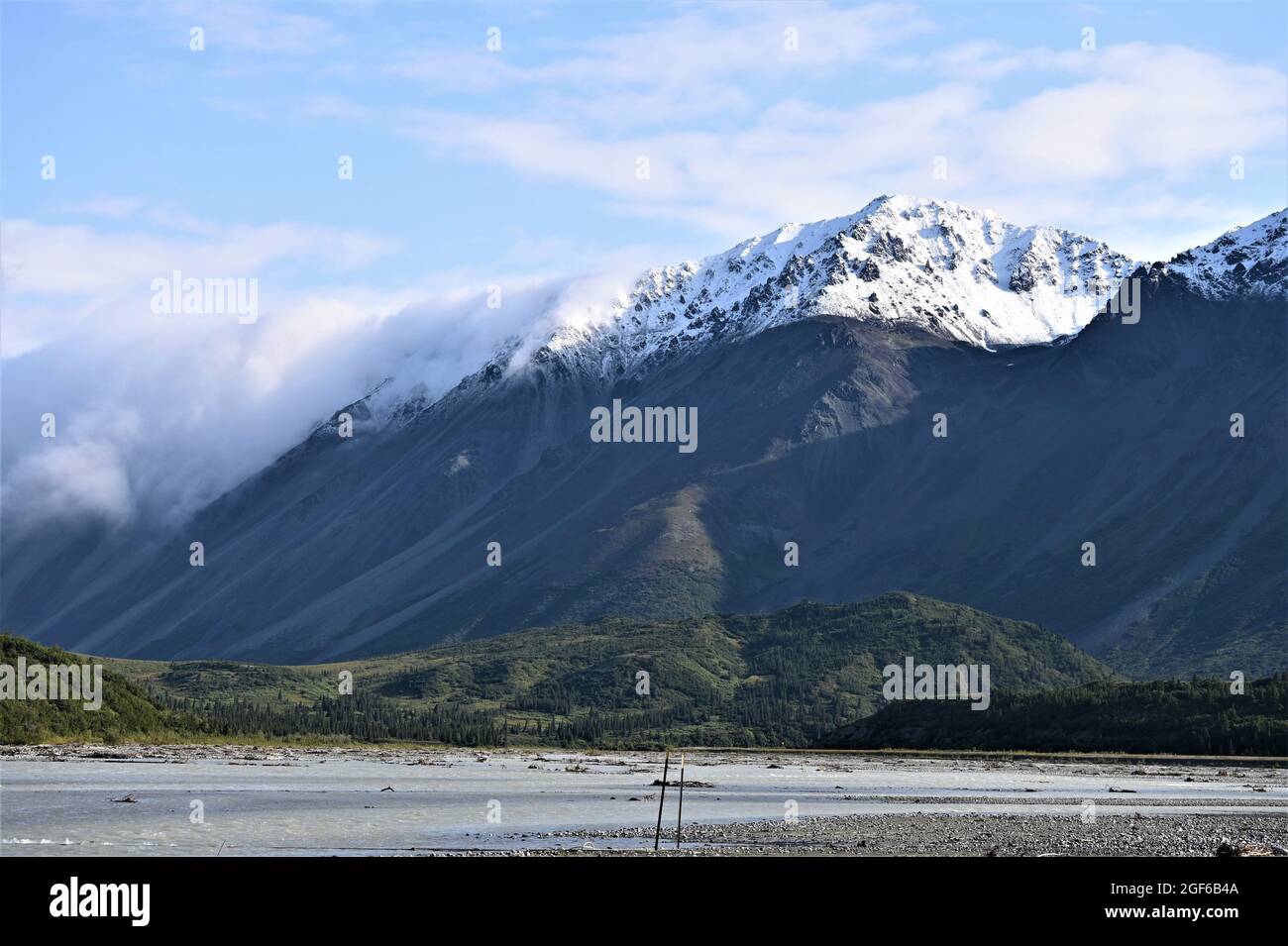 L'hiver arrive tôt sur le site d'entraînement de Black Rapids du Centre d'entraînement de la guerre du Nord, dans le centre de l'Alaska, et la neige blanchit déjà les élévations les plus élevées. Cette toile de fond enneigée et l'eau glacée du ruisseau Phelan ont été le cadre d'un événement de traversée de rivière le dernier jour du cours militaire de base de alpinisme. (Photo d'Eve Baker, Bureau des affaires publiques de fort Wainwright) Banque D'Images