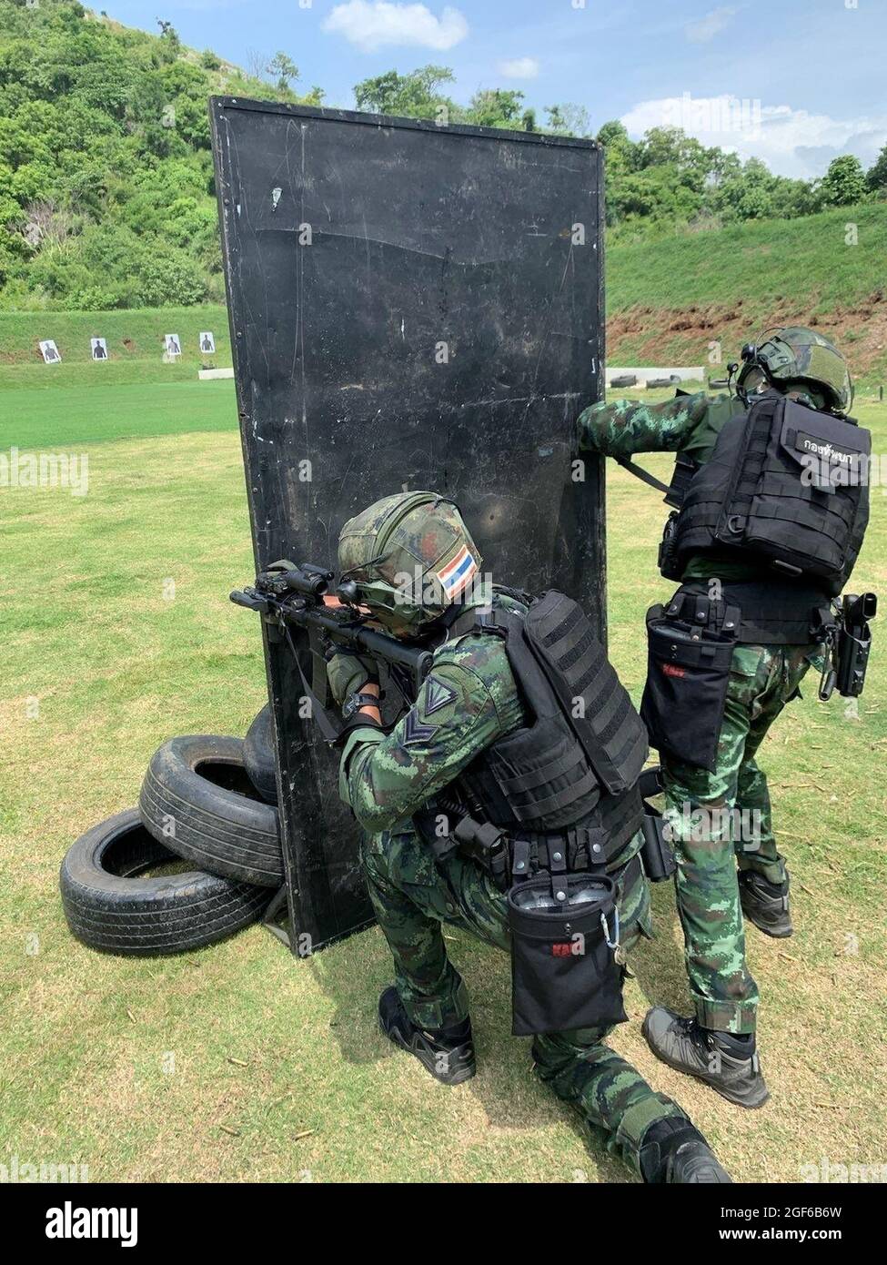 LOPPURI, Thaïlande – des membres de l'Armée royale thaïlandaise ont incendié sur des cibles autour d'une barrière dans le cadre de l'entraînement de gestion de combat des compétences de marksmanship au Camp Erawan, Lopburi, Royaume de Thaïlande, 4 août 2021. Cet événement d'entraînement faisait partie de l'exercice Cobra Gold 21 avec des bérets verts du 3e Bataillon, 1er Groupe des forces spéciales (aéroporté). Cobra Gold est un élément important des efforts d’engagement militaire (mil-mil-mil) des États-Unis et des pays participants pour maintenir leur état de préparation et accroître la capacité, la capacité et l’interopérabilité des nations partenaires tout en simulta Banque D'Images