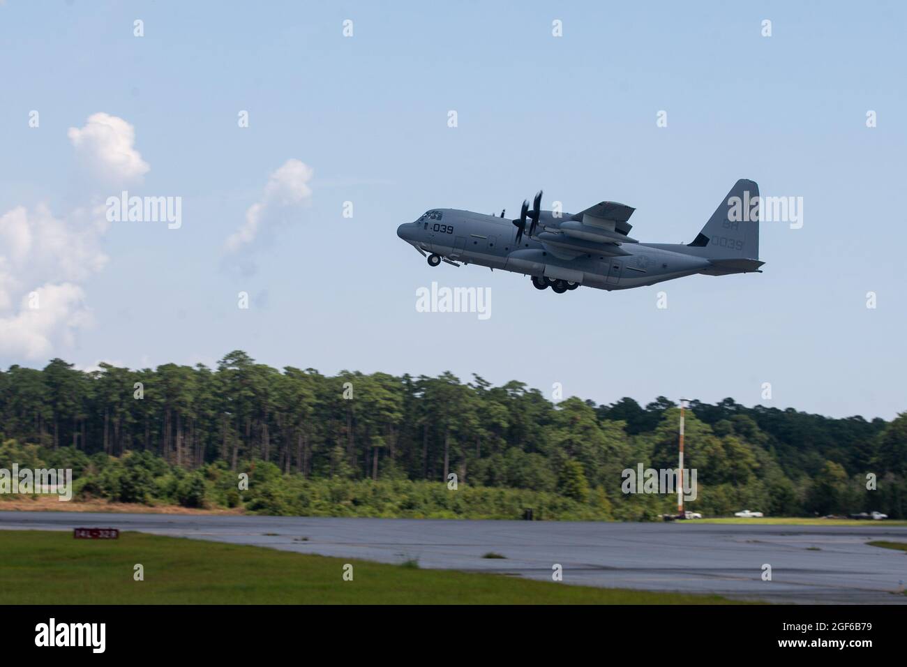 Un Hercules KC-130J transportant des Marines des États-Unis avec la 2e Escadre d'avions marins, II Marine Expeditionary Force, vole en Haïti pour soutenir la Force opérationnelle interarmées Haïti pour une mission d'aide humanitaire et de secours en cas de catastrophe de la station aérienne du corps marin Cherry point, Caroline du Nord, le 23 août 2021. (É.-U. Photo du corps marin par lance Cpl. Elias E. Pimentel III) Banque D'Images