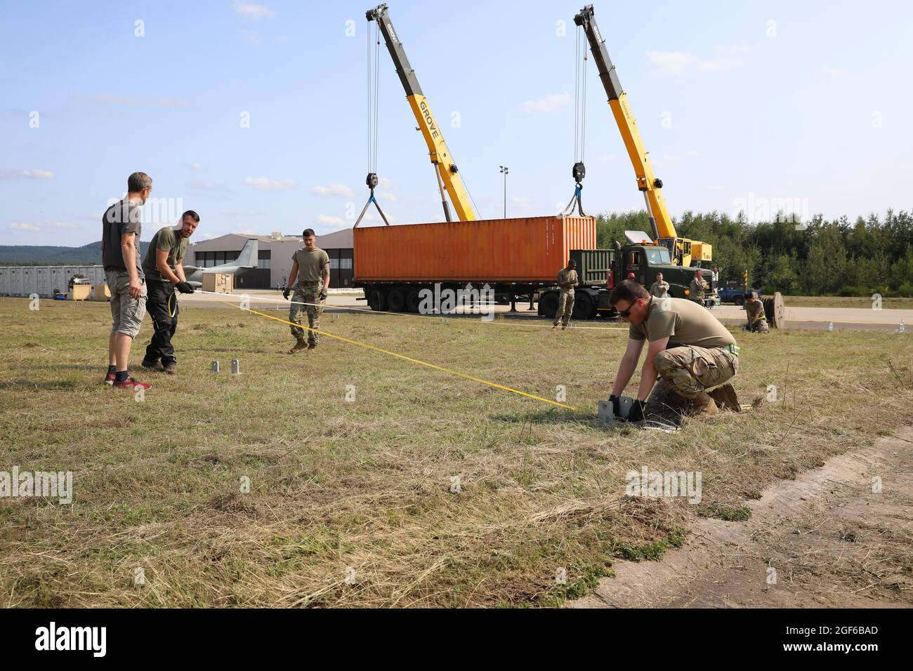 Soldats de l'armée américaine de la 30e Brigade médicale, 21e Theatre Sustainment Command, une tente pieu meister mesurez les bases de pieu à la base aérienne de Ramstein, Allemagne, le 21 août 2021. Le 21e Commandement du soutien au théâtre appuie le ministère d'État dans le transport, le logement et le soutien des citoyens américains, des demandeurs de visa d'immigrant spécial et d'autres Afghans à risque qui sont évacués d'Afghanistan. (É.-U. Photo de l'armée par la SPC. Katelyn Myers) Banque D'Images