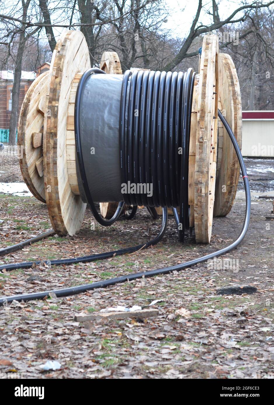 Le câble d'alimentation souterrain haute tension pour fils électriques et  de télécommunication est déroulé près du lieu d'installation d'un résident  Photo Stock - Alamy