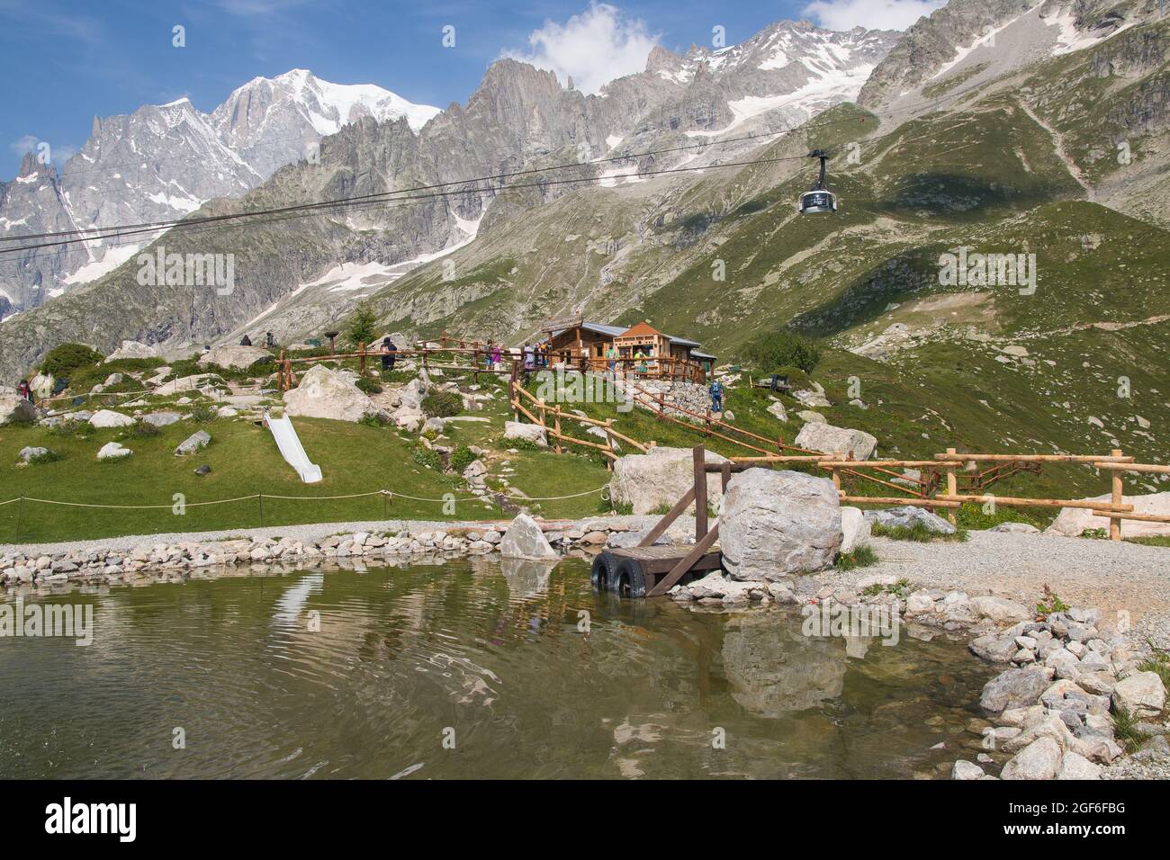 COURMAYEUR, Italie - 23 JUILLET 2021 : cabine du nouveau téléphérique Skyway Monte Bianco du côté italien du Mont blanc, départ d'Entraves à Punta Helbronne Banque D'Images