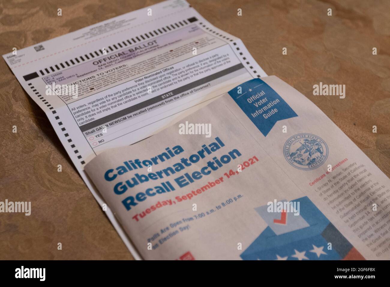 23 août 2021 : le bulletin de vote officiel et le guide d'information des électeurs pour l'élection de rappel des gouverneurs de la Californie 2021 se trouvent dans une maison à San Diego, en Californie, le lundi 23 août 2021. Les candidats les plus importants et les plus intéressants pour le gouverneur de la Californie sont Caitlyn Jenner, Larry Elder, Kevin Faulconer et Angelyne. L'élection de rappel aura lieu dans trois semaines le mardi 14 septembre 2021. (Image de crédit : © Rishi DekaZUMA Press Wire) Banque D'Images