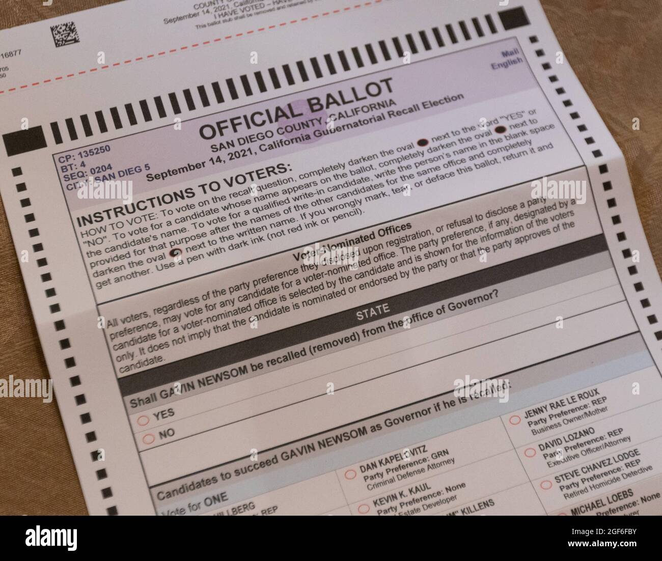 23 août 2021 : le bulletin de vote officiel et le guide d'information des électeurs pour l'élection de rappel des gouverneurs de la Californie 2021 se trouvent dans une maison à San Diego, en Californie, le lundi 23 août 2021. Les candidats les plus importants et les plus intéressants pour le gouverneur de la Californie sont Caitlyn Jenner, Larry Elder, Kevin Faulconer et Angelyne. L'élection de rappel aura lieu dans trois semaines le mardi 14 septembre 2021. (Image de crédit : © Rishi DekaZUMA Press Wire) Banque D'Images