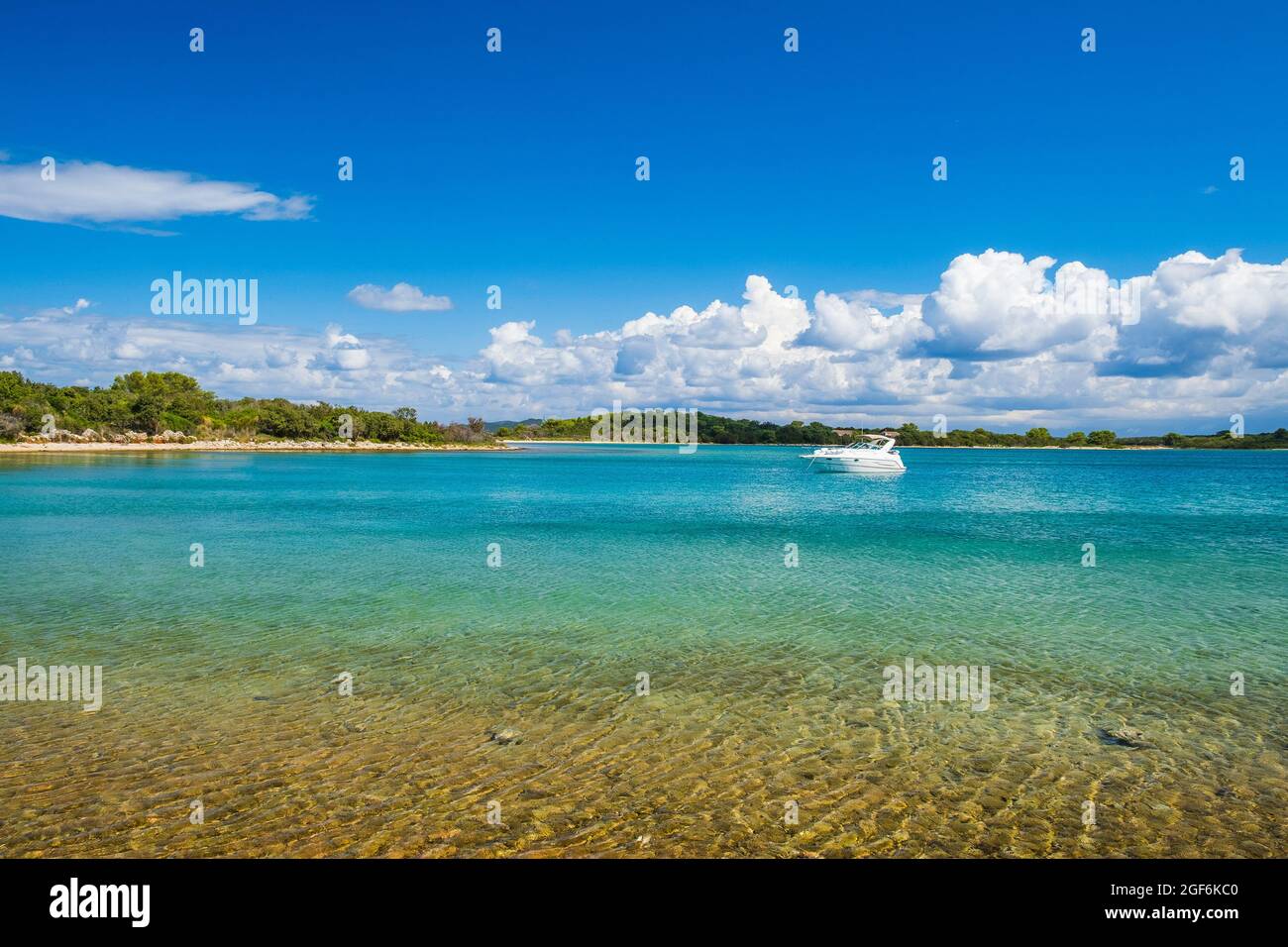 Côte Adriatique en Croatie. Lagon turquoise sur l'île de Dugi Otok, paysage méditerranéen incroyable. Paradis du yachting. Banque D'Images