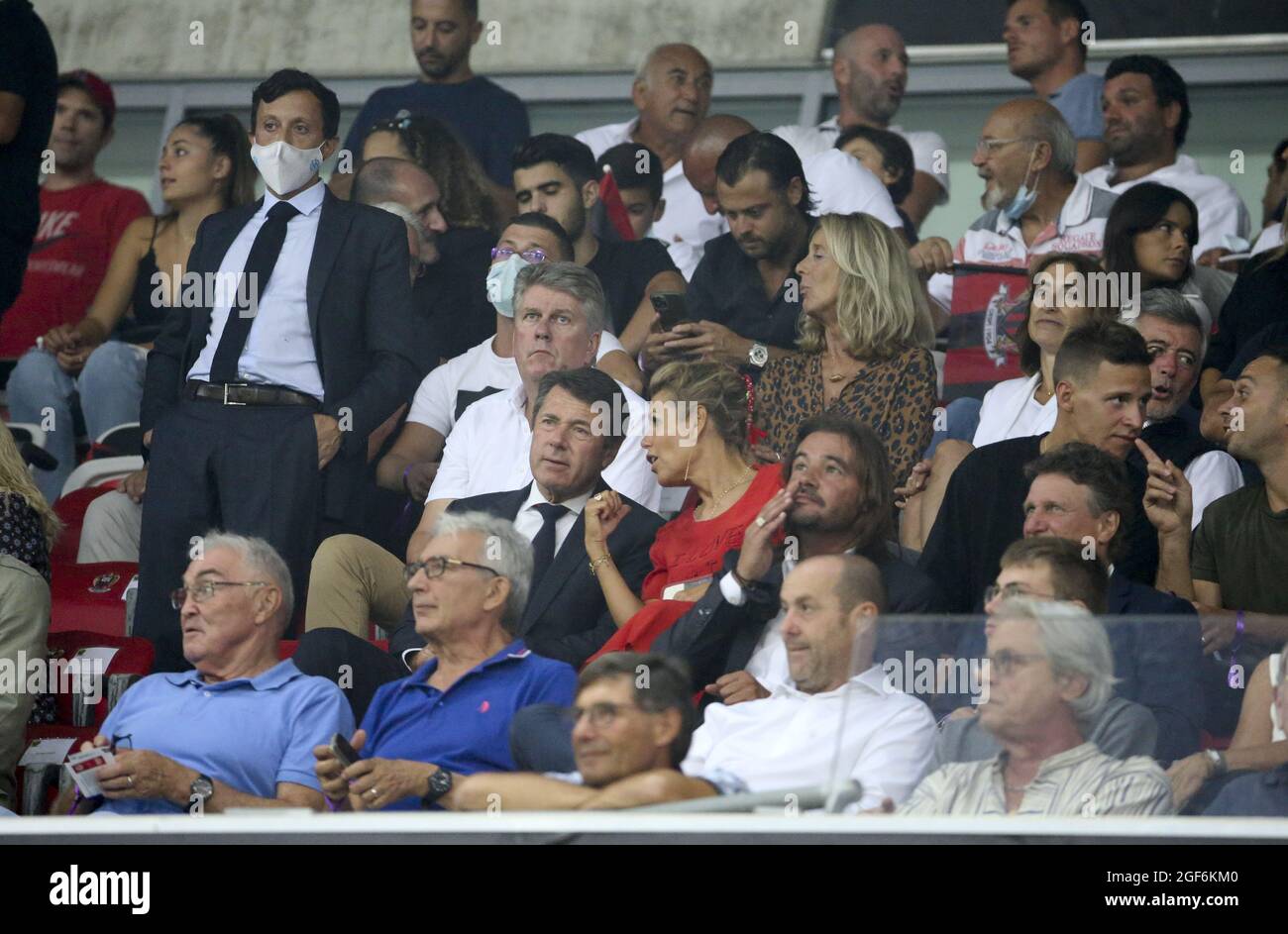 Président de l'Olympique de Marseille Pablo Longoria (debout), maire de Nice Christian Estrosi, sa femme Laura Tenoudji, ancienne joueuse de Nice José Cobos, champion de MotoGP Fabio Quartararo, participe au championnat français Ligue 1 du match de football entre l'OGC Nice (OGCN) et l'Olympique de Marseille (OM) le 22 août, 2021 au stade Allianz Riviera à Nice, France - photo Jean Catuffe / DPPI Banque D'Images