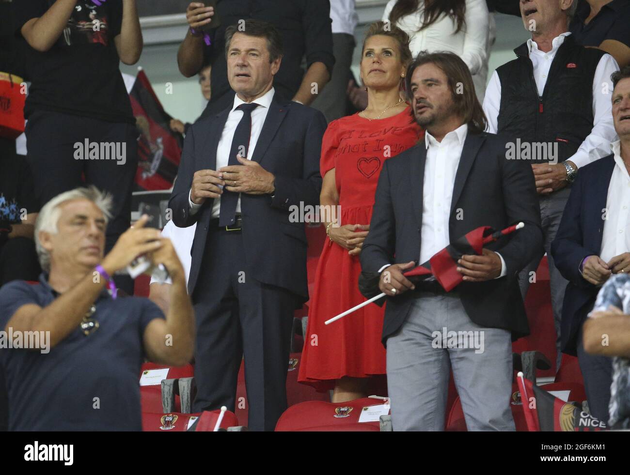 Maire de Nice Christian Estrosi, sa femme Laura Tenoudji, ancienne joueuse de Nice José Cobos participe au championnat français Ligue 1 du match de football entre OGC Nice (OGCN) et Olympique de Marseille (OM) le 22 août 2021 au stade Allianz Riviera à Nice, France - photo Jean Catuffe / DPPI Banque D'Images