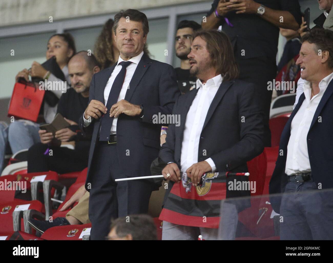 Le maire de Nice Christian Estrosi, ancien joueur de Nice José Cobos participe au championnat français Ligue 1 du match de football entre OGC Nice (OGCN) et Olympique de Marseille (OM) le 22 août 2021 au stade Allianz Riviera à Nice, France - photo Jean Catuffe / DPPI Banque D'Images