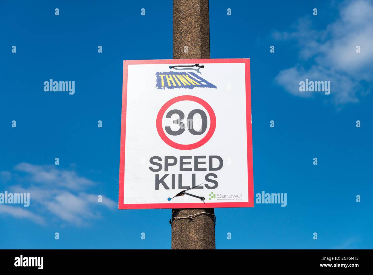 Panneau d'avertissement - pensez - limite de 30 mph - la vitesse tue monté sur le lampadaire à Smethwick, Sandwell Banque D'Images