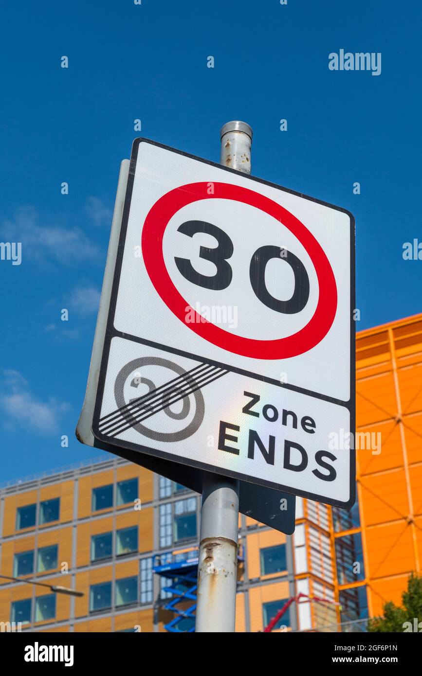 Panneau de signalisation indiquant que la zone à 20 km/h se termine et que la limite de vitesse est de 30 km/h. Banque D'Images