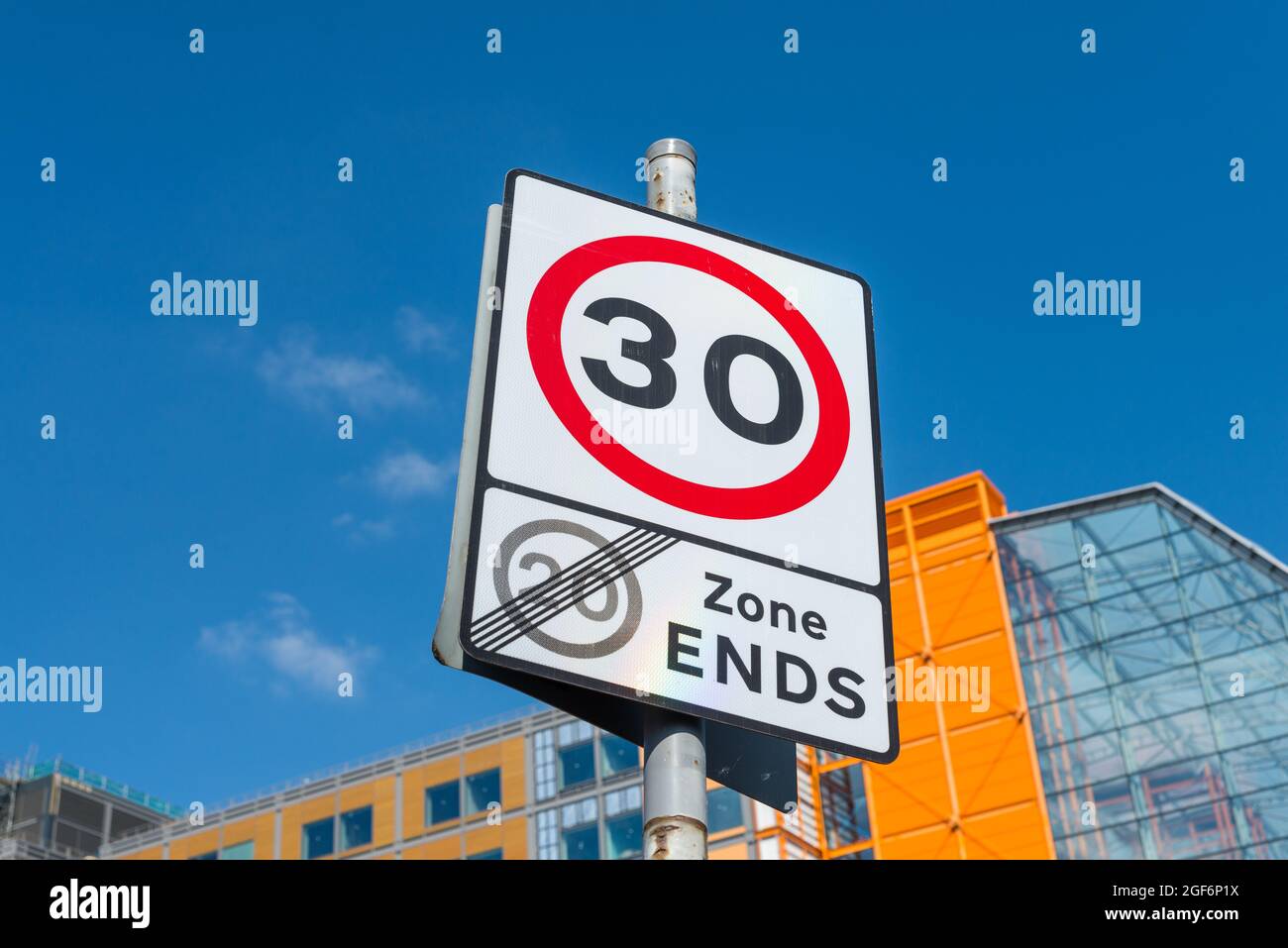 Panneau de signalisation indiquant que la zone à 20 km/h se termine et que la limite de vitesse est de 30 km/h. Banque D'Images
