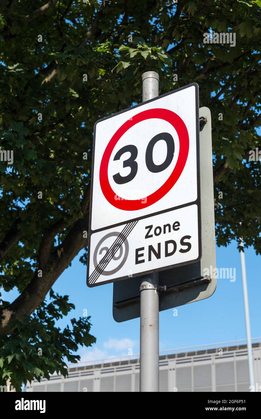 Panneau de signalisation indiquant que la zone à 20 km/h se termine et que la limite de vitesse est de 30 km/h. Banque D'Images