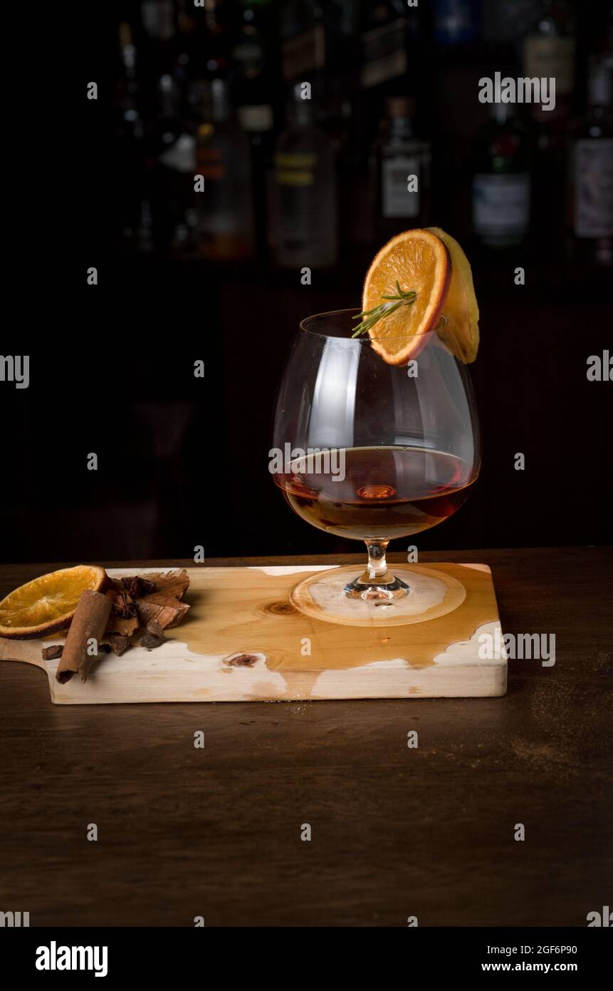 cocktail de whisky fumé à la cannelle Banque D'Images