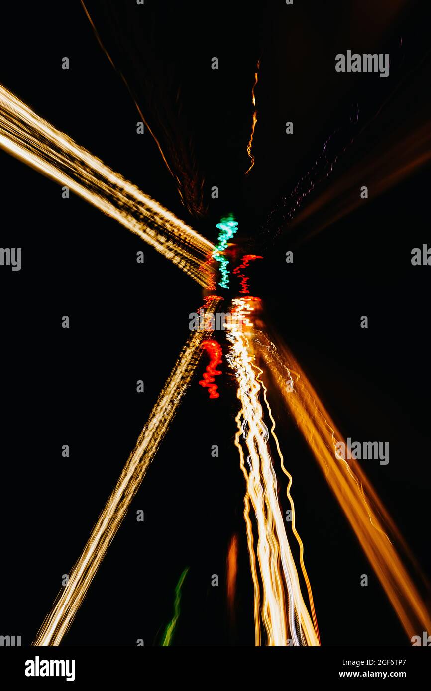 feux de voiture sur autoroute la nuit, tracé abstrait de vitesse de lumière, arrière-plan abstrait de vitesse Banque D'Images