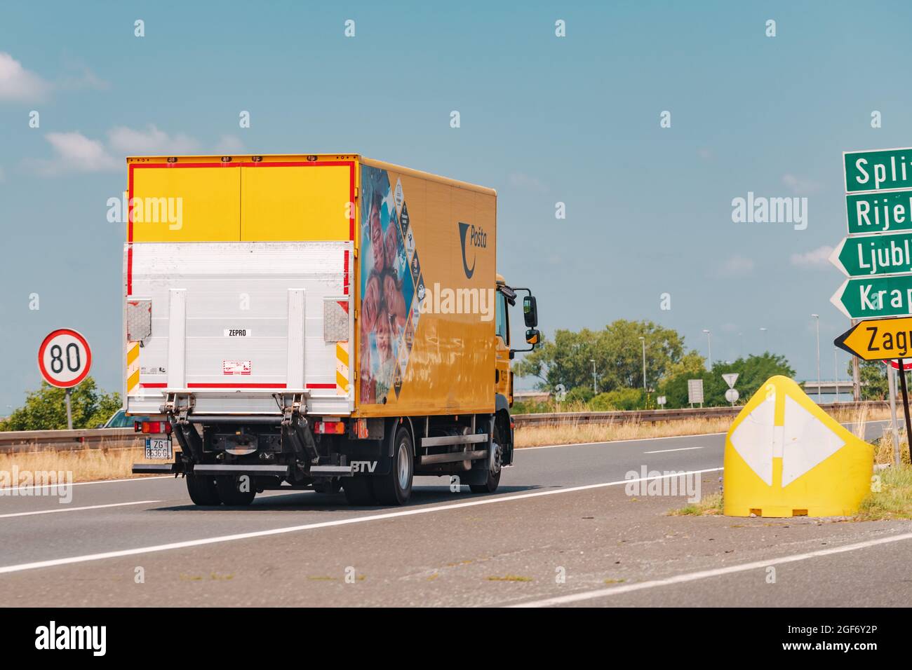 ZAGREB, CROATIE, JUILLET 20. 2021: Camion de livraison Croate Post (Hrvatska Posta) sur la route de Zagreb, illustration éditoriale. Poste croate norma Banque D'Images